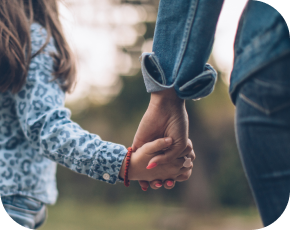 Gros plan sur une mère et sa fille qui se tiennent par la main