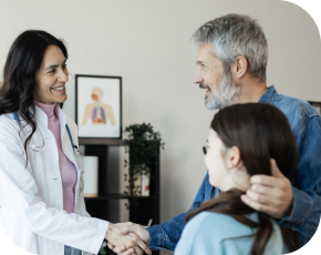 Une médecin discute avec un père et sa fille
